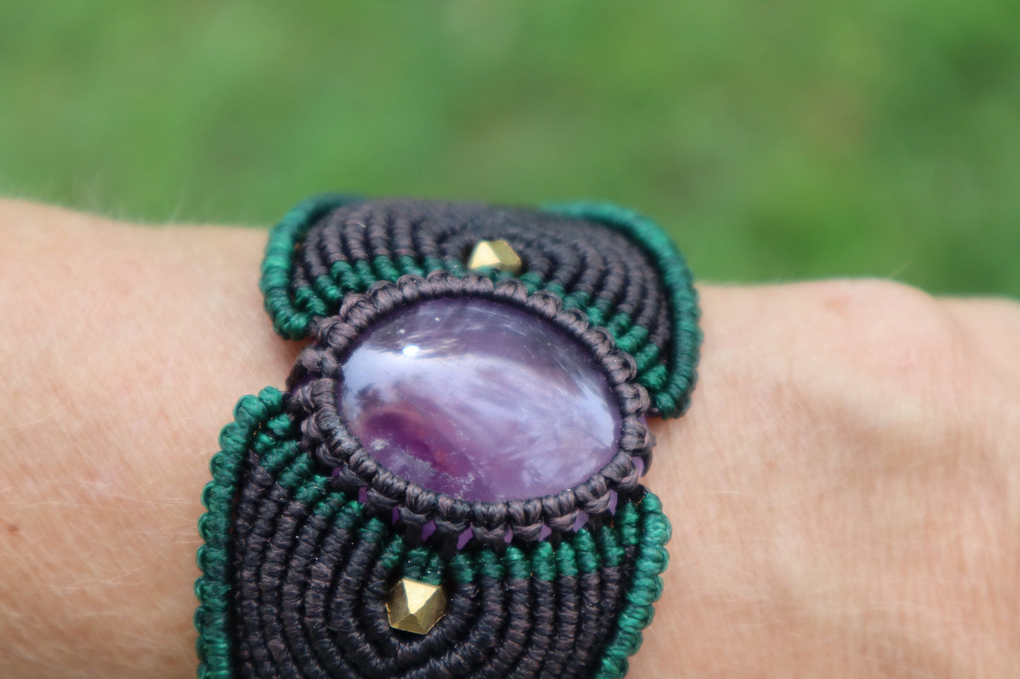 Armband aus handgeknüpftem Macramee mit Amethyst, Macrame, Makramearmband, Schutzstein, Chakra, Zauber, Goa ,Boheme, Elfen