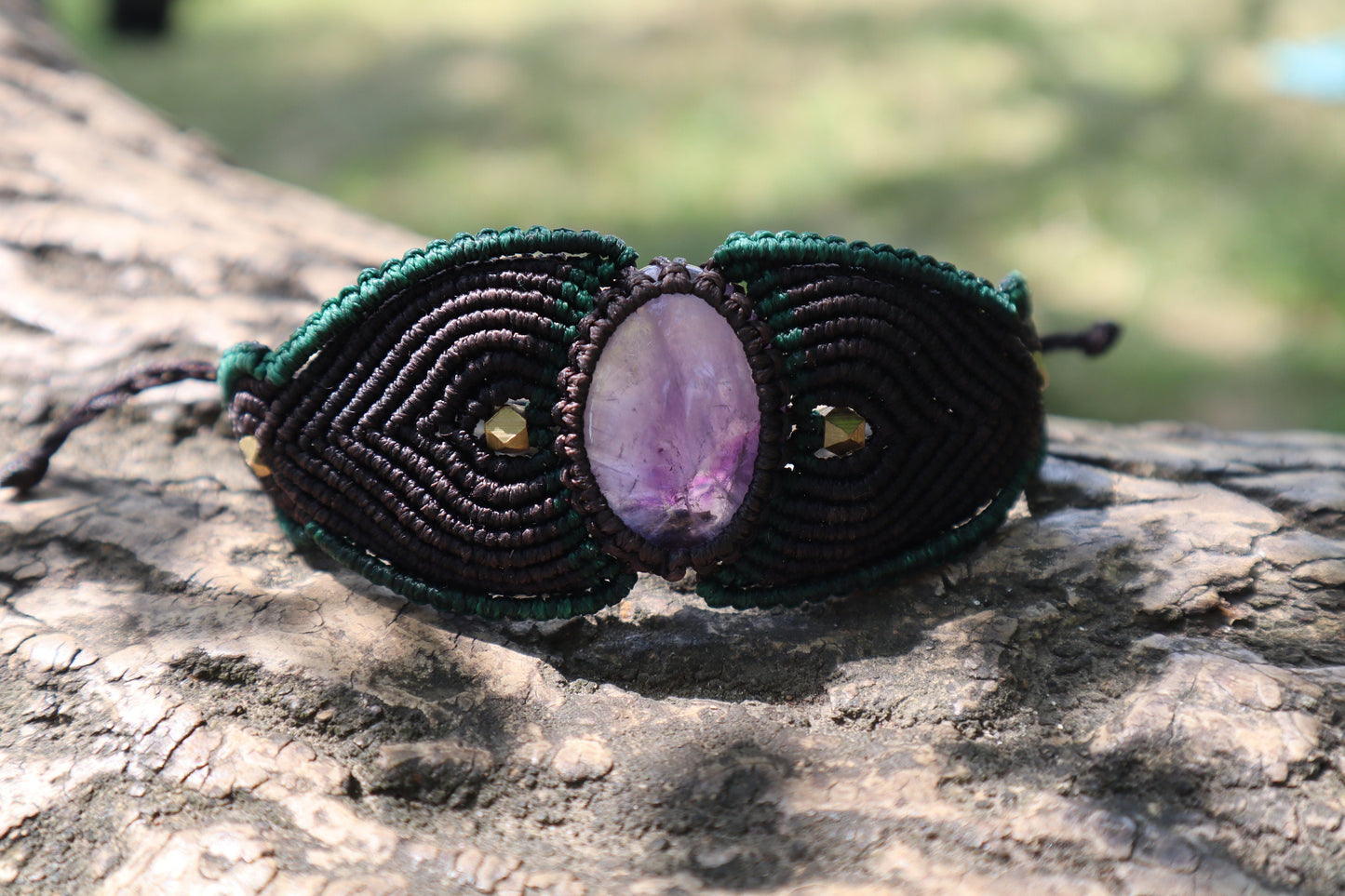 Armband aus handgeknüpftem Macramee mit Amethyst, Macrame, Makramearmband, Schutzstein, Chakra, Zauber, Goa ,Boheme, Elfen