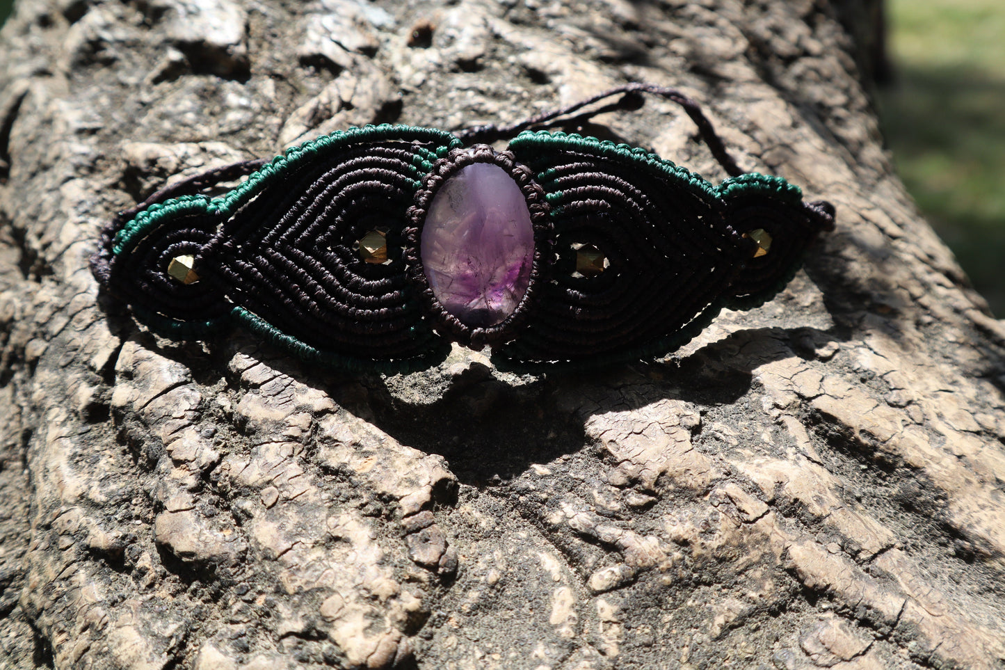 Armband aus handgeknüpftem Macramee mit Amethyst, Macrame, Makramearmband, Schutzstein, Chakra, Zauber, Goa ,Boheme, Elfen