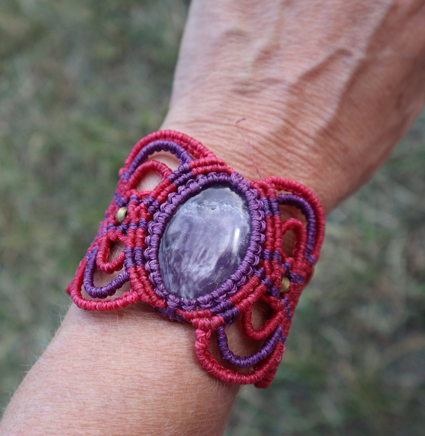 Armband aus handgeknüpftem Macramee mit Amethyst, Macrame, Makramearmband, Schtutzstein, Chakra, Zauber, Goa ,Boheme, Elfen