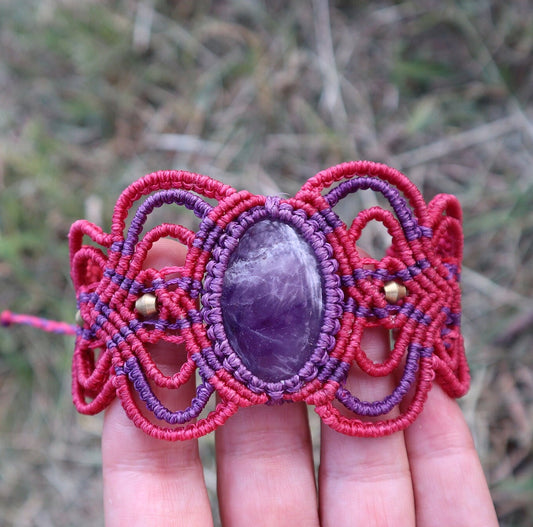 Armband aus handgeknüpftem Macramee mit Amethyst, Macrame, Makramearmband, Schtutzstein, Chakra, Zauber, Goa ,Boheme, Elfen