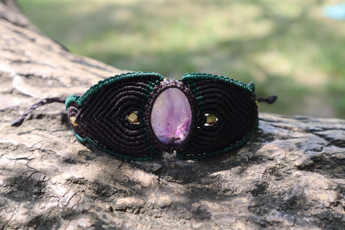 Armband aus handgeknüpftem Macramee mit Amethyst, Macrame, Makramearmband, Schutzstein, Chakra, Zauber, Goa ,Boheme, Elfen