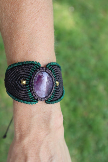 Armband aus handgeknüpftem Macramee mit Amethyst, Macrame, Makramearmband, Schutzstein, Chakra, Zauber, Goa ,Boheme, Elfen