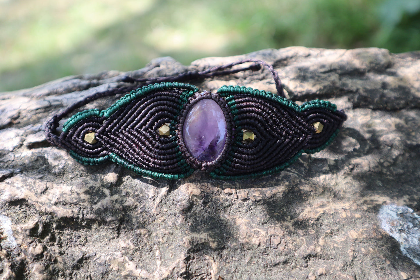 Armband aus handgeknüpftem Macramee mit Amethyst, Macrame, Makramearmband, Schutzstein, Chakra, Zauber, Goa ,Boheme, Elfen