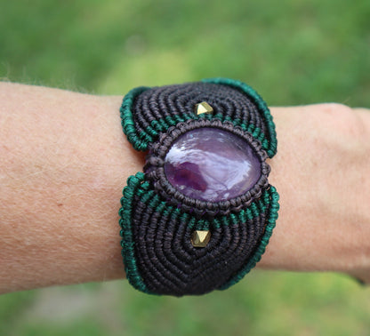 Armband aus handgeknüpftem Macramee mit Amethyst, Macrame, Makramearmband, Schutzstein, Chakra, Zauber, Goa ,Boheme, Elfen