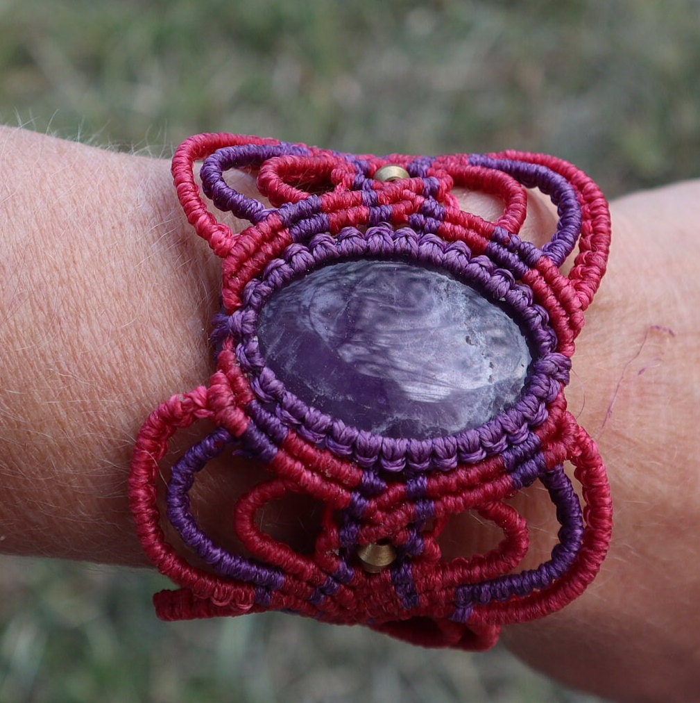 Armband aus handgeknüpftem Macramee mit Amethyst, Macrame, Makramearmband, Schtutzstein, Chakra, Zauber, Goa ,Boheme, Elfen