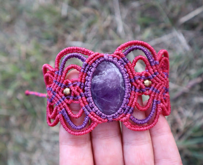 Armband aus handgeknüpftem Macramee mit Amethyst, Macrame, Makramearmband, Schtutzstein, Chakra, Zauber, Goa ,Boheme, Elfen