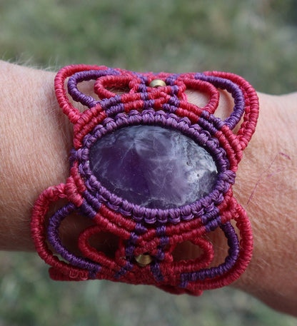 Armband aus handgeknüpftem Macramee mit Amethyst, Macrame, Makramearmband, Schtutzstein, Chakra, Zauber, Goa ,Boheme, Elfen