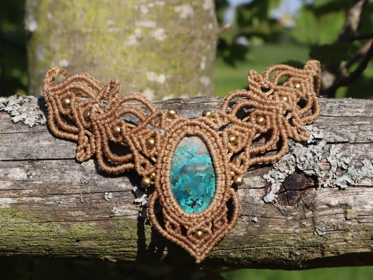 Beiges Makramee Collier mit schönem Chrysokoll, handgearbeitete Kette, Heilstein, Fantasy, Feen, Macrame Choker