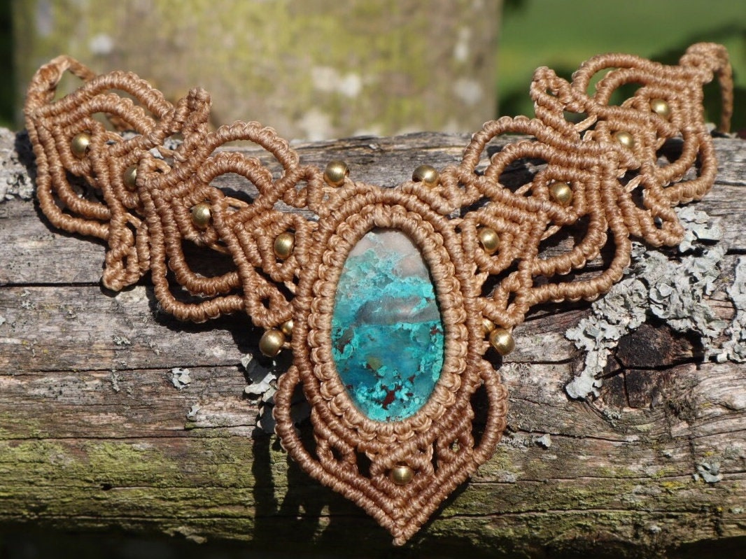 Beiges Makramee Collier mit schönem Chrysokoll, handgearbeitete Kette, Heilstein, Fantasy, Feen, Macrame Choker