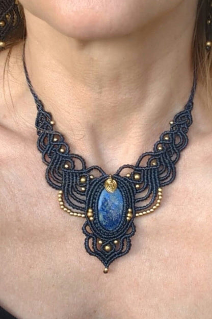 Blau Makramee Collier mit schönem Lapislazuli, handgearbeitete Kette, Heilstein, Fantasy, Feen, Macrame Choker