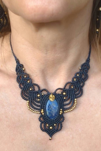 Blau Makramee Collier mit schönem Lapislazuli, handgearbeitete Kette, Heilstein, Fantasy, Feen, Macrame Choker