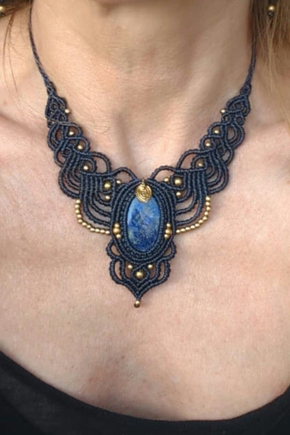 Blau Makramee Collier mit schönem Lapislazuli, handgearbeitete Kette, Heilstein, Fantasy, Feen, Macrame Choker