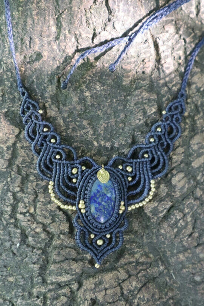 Blau Makramee Collier mit schönem Lapislazuli, handgearbeitete Kette, Heilstein, Fantasy, Feen, Macrame Choker