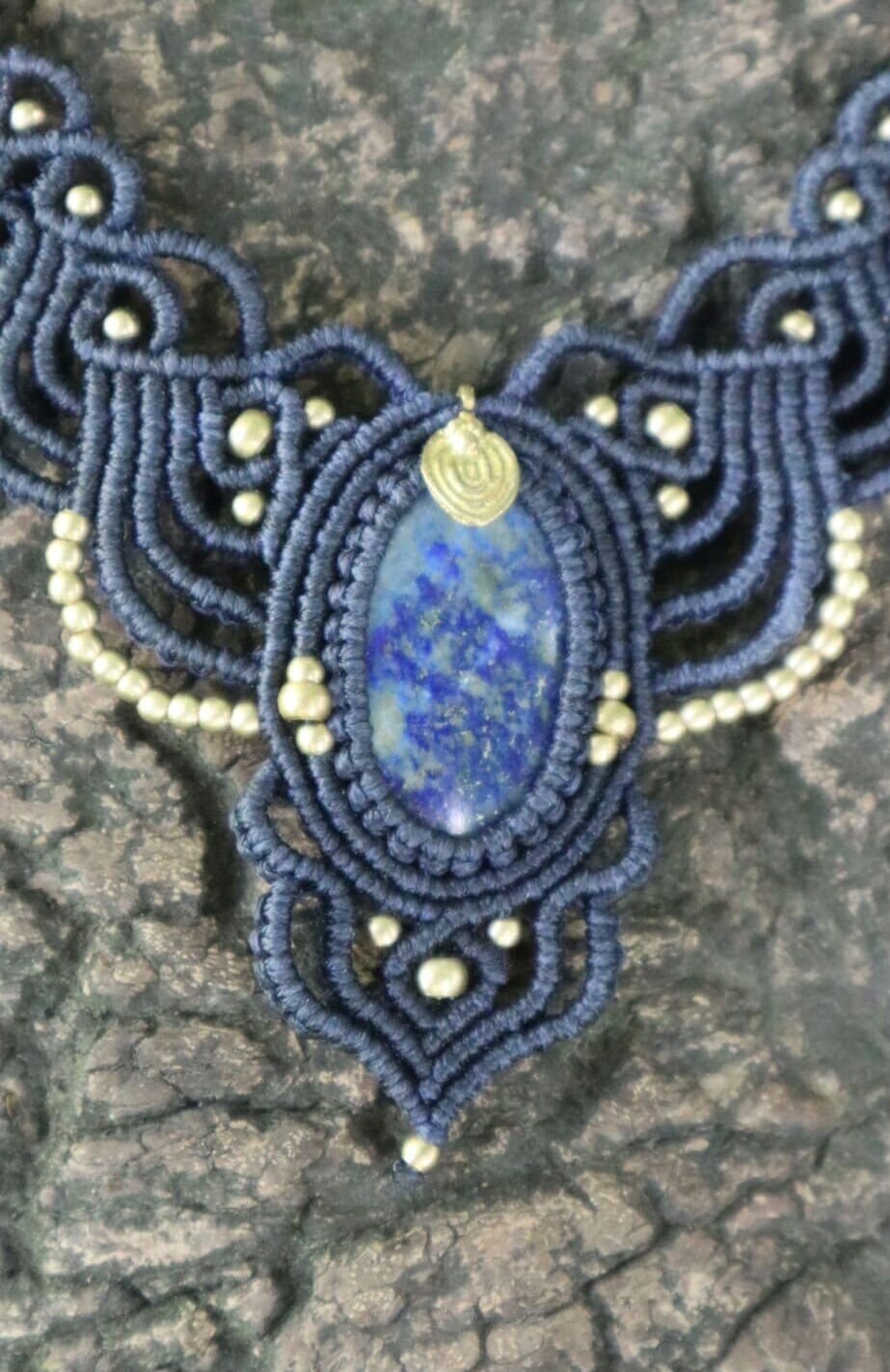 Blau Makramee Collier mit schönem Lapislazuli, handgearbeitete Kette, Heilstein, Fantasy, Feen, Macrame Choker