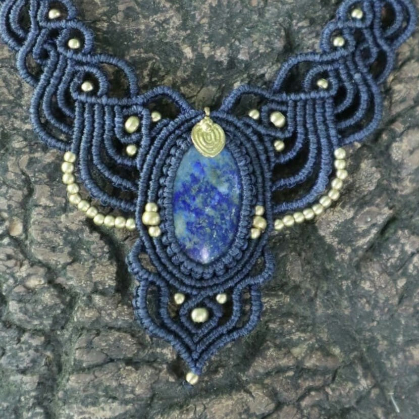 Blau Makramee Collier mit schönem Lapislazuli, handgearbeitete Kette, Heilstein, Fantasy, Feen, Macrame Choker