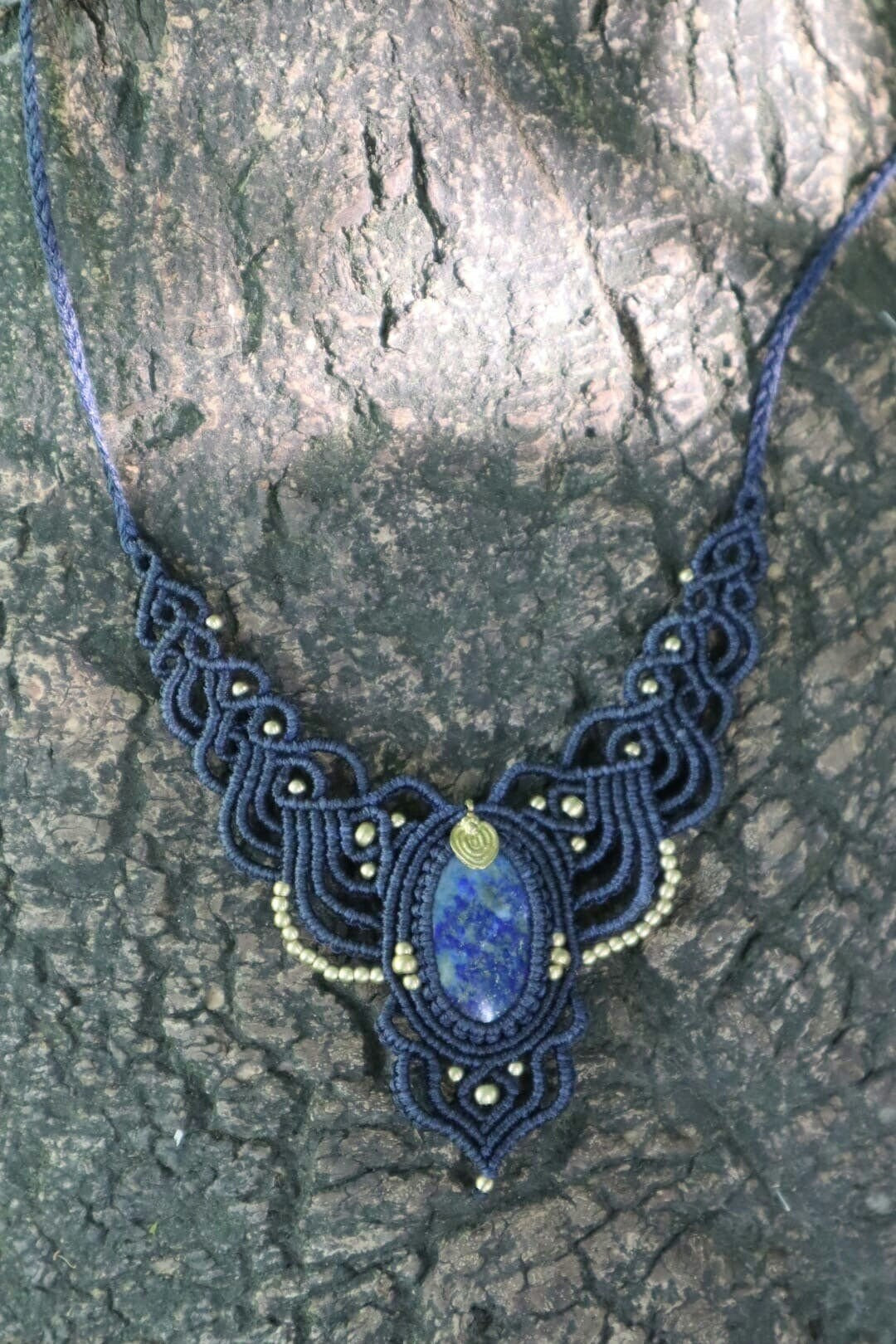 Blau Makramee Collier mit schönem Lapislazuli, handgearbeitete Kette, Heilstein, Fantasy, Feen, Macrame Choker